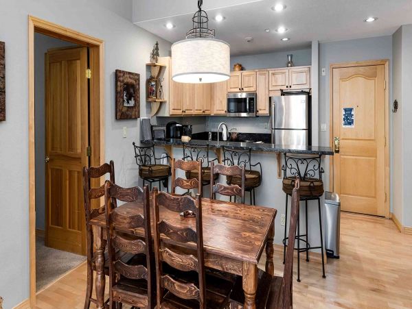 Arrowhead 2 Bedroom Vacation Condo with Communal Pool & Spa