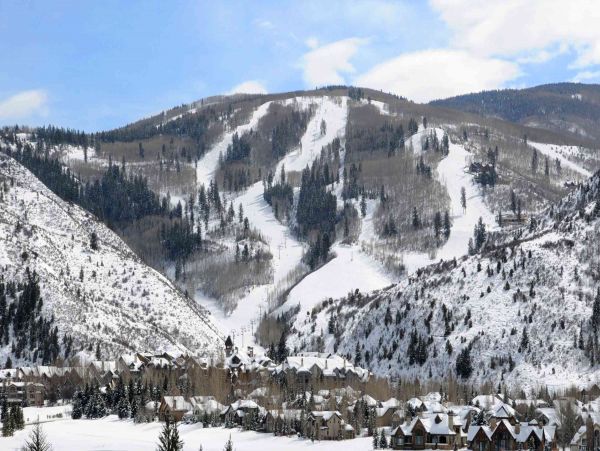 Arrowhead 2 Bedroom Vacation Condo with Communal Pool & Spa