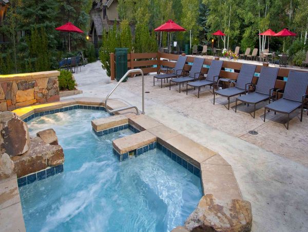 Arrowhead 2 Bedroom Vacation Condo with Communal Pool & Spa