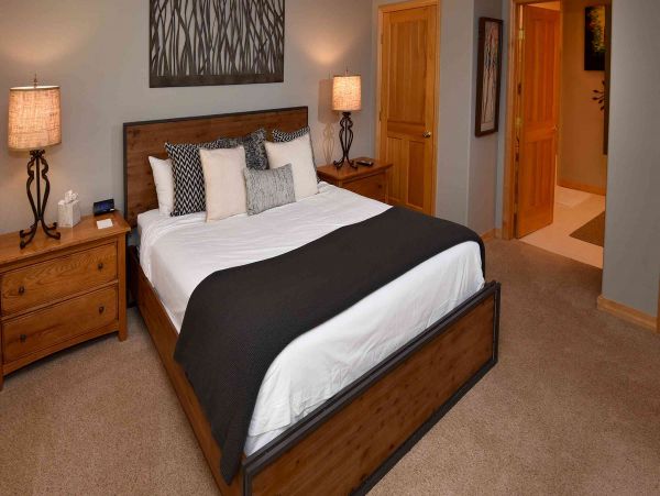 Arrowhead 2 Bedroom Vacation Condo with Communal Pool & Spa