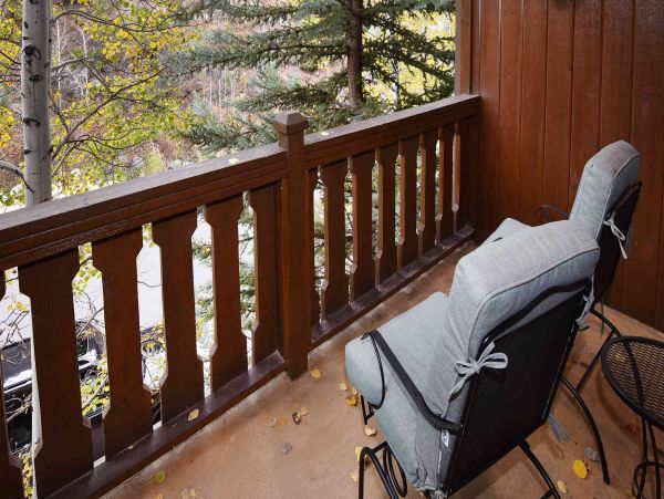 Arrowhead 2 Bedroom Vacation Condo with Communal Pool & Spa