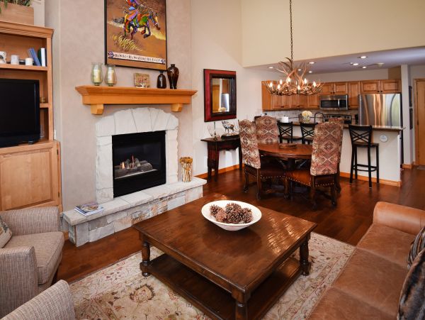 Modern Rustic 2 Bedroom Condo in Arrowhead Sleeps 6