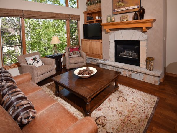 Modern Rustic 2 Bedroom Condo in Arrowhead Sleeps 6