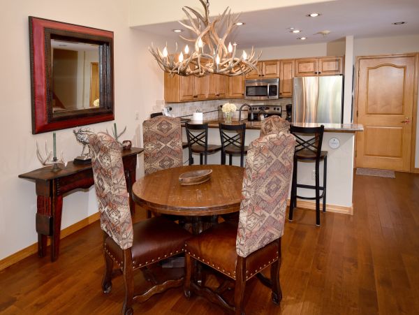 Modern Rustic 2 Bedroom Condo in Arrowhead Sleeps 6