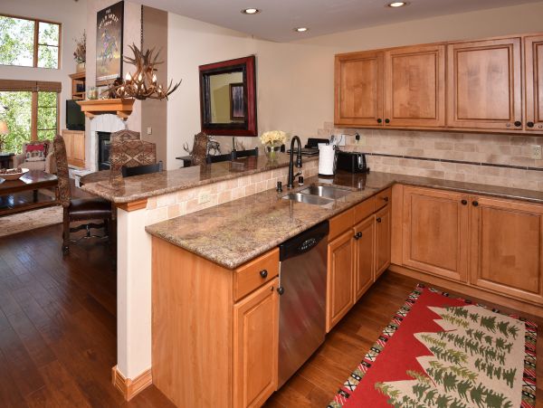 Modern Rustic 2 Bedroom Condo in Arrowhead Sleeps 6