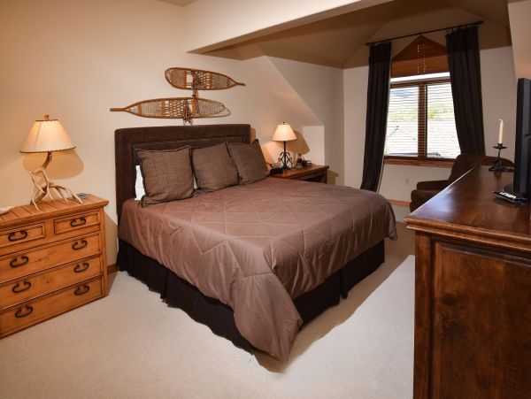 Modern Rustic 2 Bedroom Condo in Arrowhead Sleeps 6