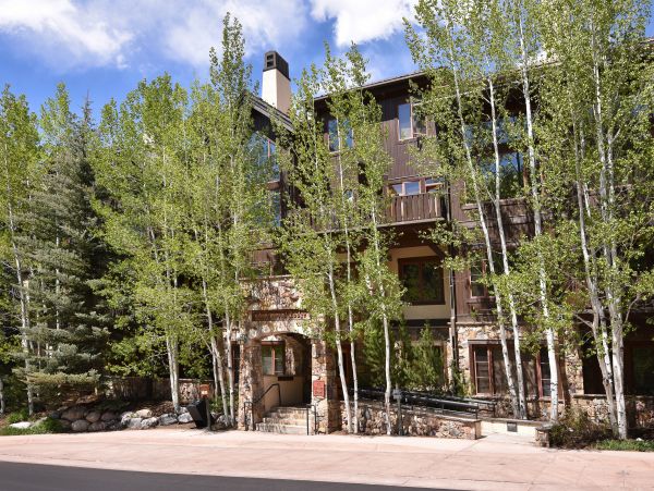 Modern Rustic 2 Bedroom Condo in Arrowhead Sleeps 6
