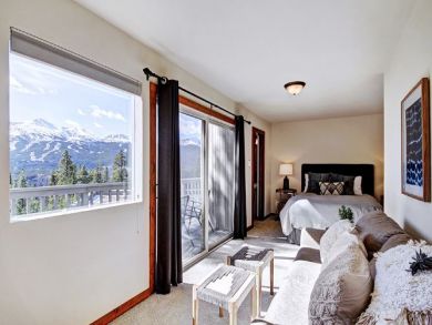 bedroom with Mountain View