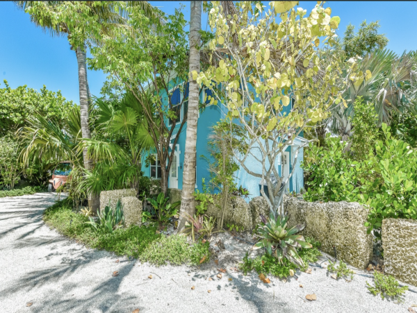 Stunning 7Bedroom Estate on the Beach with Private Pool