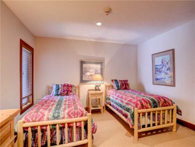 Bedroom with Twin Beds