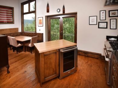 Luxury Four Bedroom Condo Sleeps 8 Shuttle to Ski Lifts