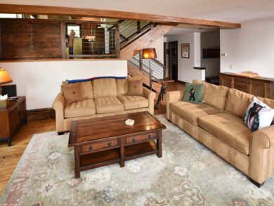 Luxury Four Bedroom Condo Sleeps 8 Shuttle to Ski Lifts