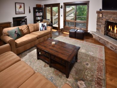 Luxury Four Bedroom Condo Sleeps 8 Shuttle to Ski Lifts