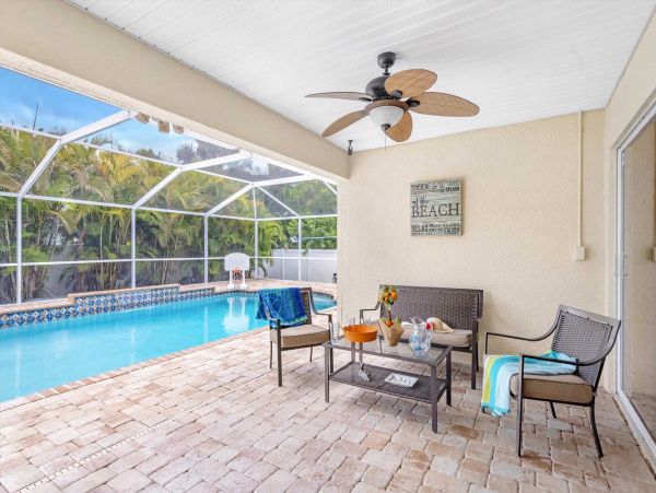 Family Vacation Three Bedroom Home Private Pool & Spa