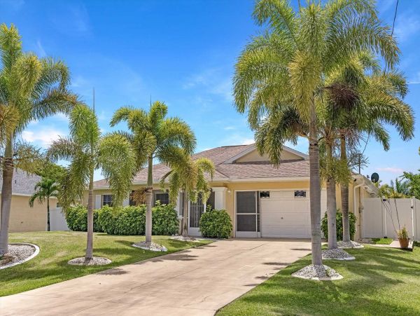 Family Vacation Three Bedroom Home Private Pool & Spa