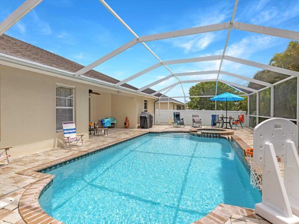 Family Vacation Three Bedroom Home Private Pool & Spa