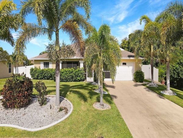 Family Vacation Three Bedroom Home Private Pool & Spa
