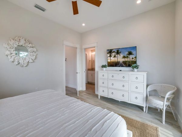 Beautiful Anna Maria Four Bedroom Across from Beach