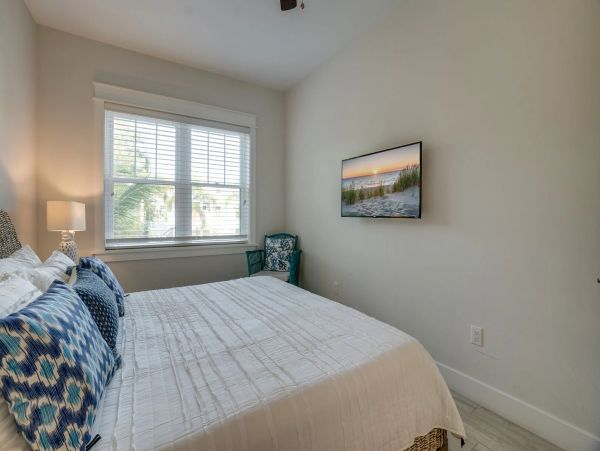 Beautiful Anna Maria Four Bedroom Across from Beach