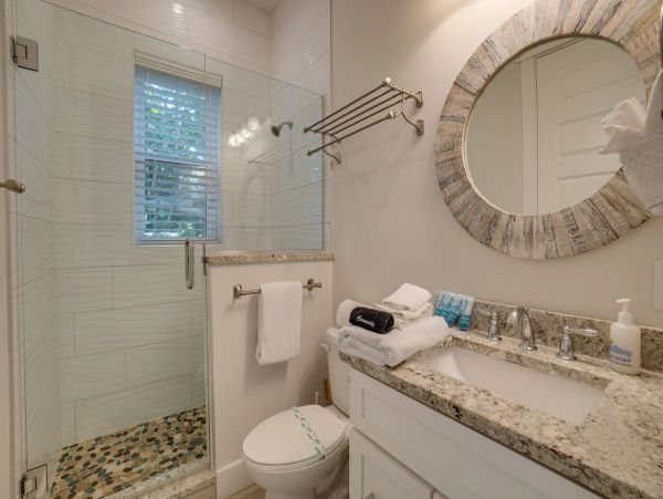 Beautiful Anna Maria Four Bedroom Across from Beach