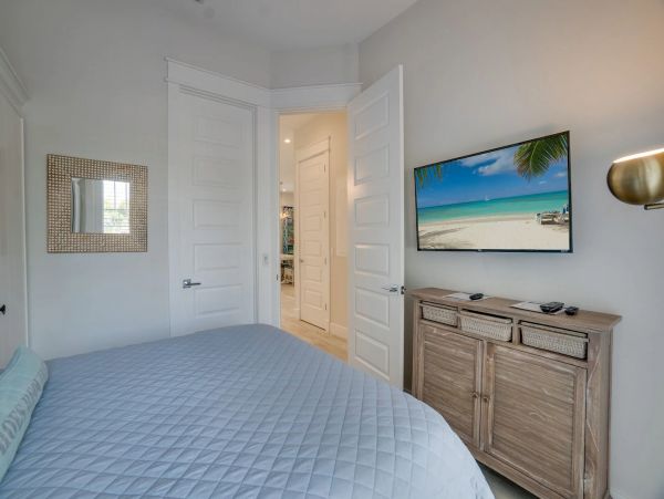 Beautiful Anna Maria Four Bedroom Across from Beach