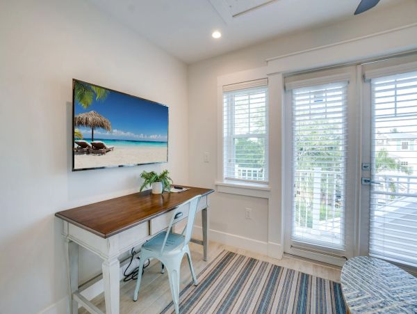 Beautiful Anna Maria Four Bedroom Across from Beach