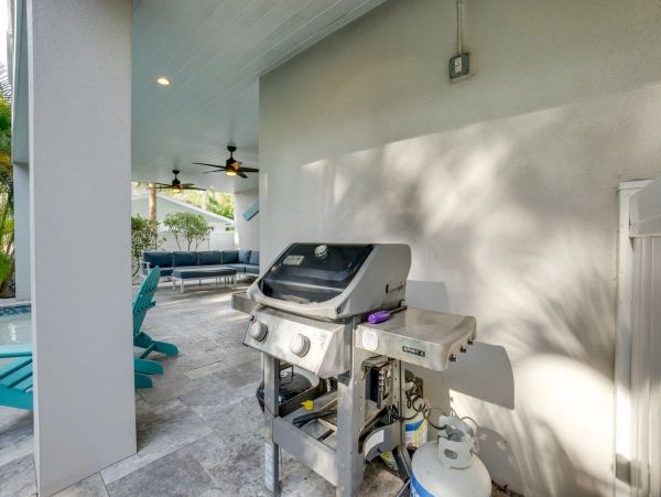 Beautiful Anna Maria Four Bedroom Across from Beach