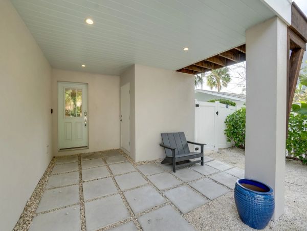 Beautiful Anna Maria Four Bedroom Across from Beach