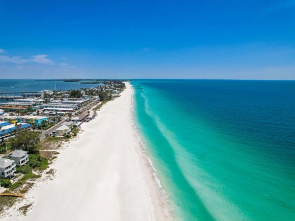 Beautiful Anna Maria Four Bedroom Across from Beach