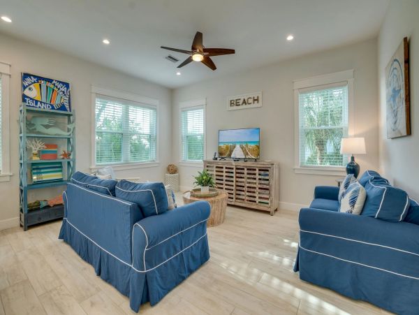 Beautiful Anna Maria Four Bedroom Across from Beach