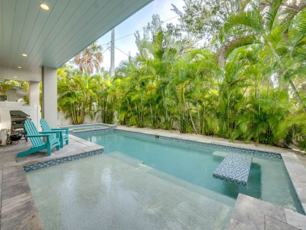 Beautiful Anna Maria Four Bedroom Across from Beach