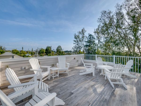 Beautiful Anna Maria Four Bedroom Across from Beach