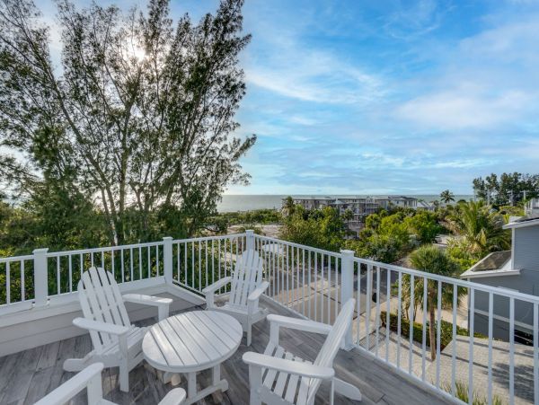 Beautiful Anna Maria Four Bedroom Across from Beach