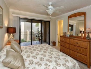 King Bedroom with Doors to Lanai