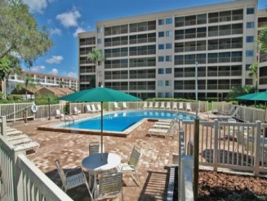 Complex with Communal Pool