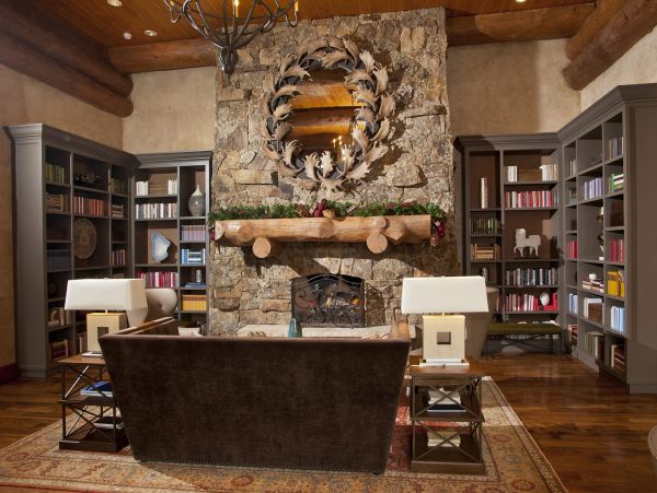 Beautiful End Unit with Mountain Views, Communal Pool & Spa