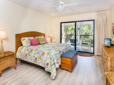 Large Three Bedroom Condo Sleeps Six with Communal Pool