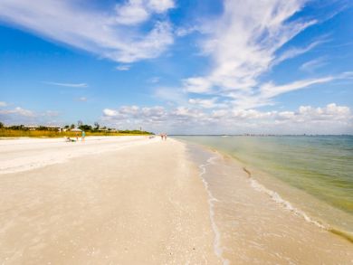 Large Three Bedroom Condo Sleeps Six with Communal Pool