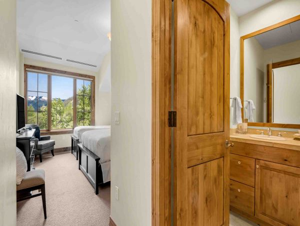 Three Bedroom Ski in Ski Out Vacation Rental Sleeps 7 Guests