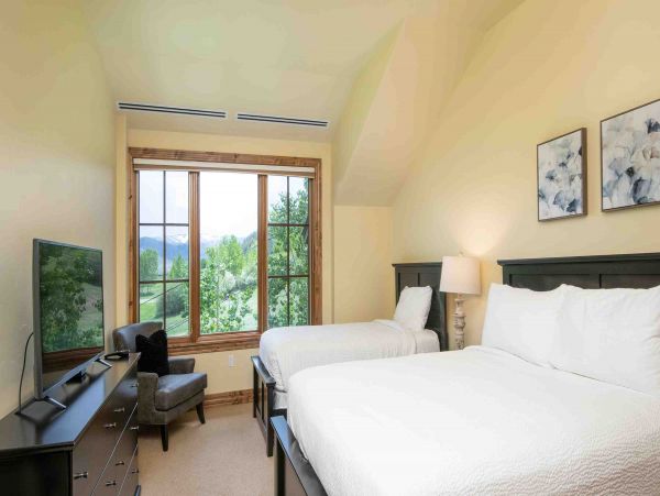 Three Bedroom Ski in Ski Out Vacation Rental Sleeps 7 Guests