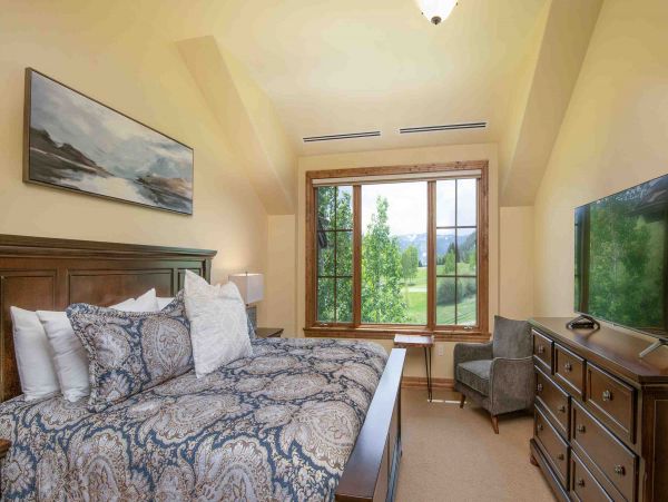 Three Bedroom Ski in Ski Out Vacation Rental Sleeps 7 Guests