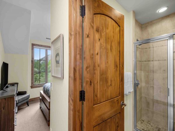 Three Bedroom Ski in Ski Out Vacation Rental Sleeps 7 Guests