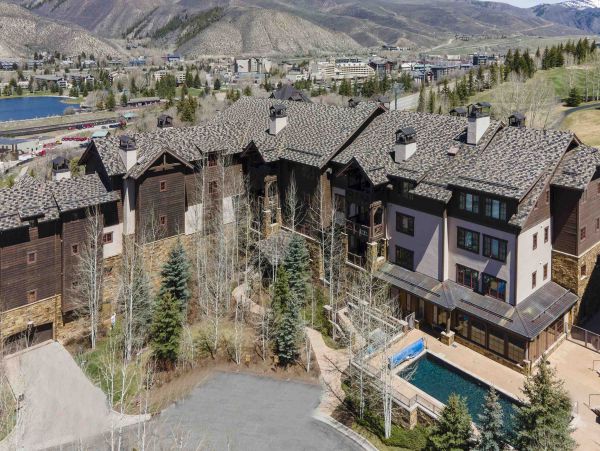Three Bedroom Ski in Ski Out Vacation Rental Sleeps 7 Guests