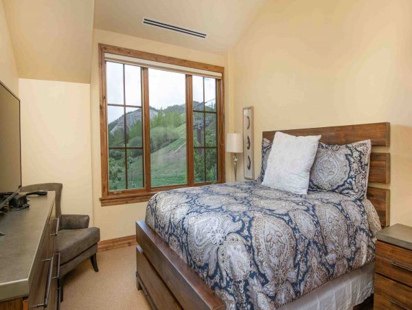 Three Bedroom Ski in Ski Out Vacation Rental Sleeps 7 Guests
