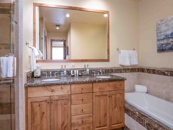 Three Bedroom Ski in Ski Out Vacation Rental Sleeps 7 Guests