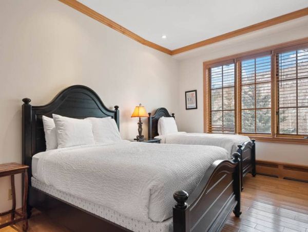 Ski In Ski Out Condo Sleeps 9 Three Bedrooms