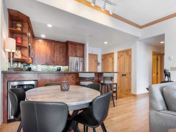 Ski In Ski Out Condo Sleeps 9 Three Bedrooms
