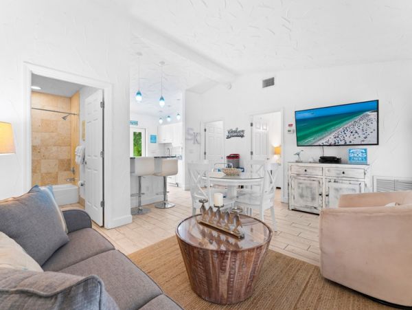 Two Bedroom Rentals Sleeps 6 with Pool in Siesta Key