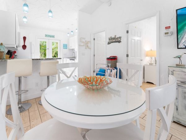 Two Bedroom Rentals Sleeps 6 with Pool in Siesta Key