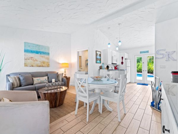 Two Bedroom Rentals Sleeps 6 with Pool in Siesta Key